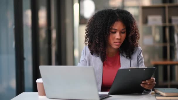Ofiste Dizüstü Bilgisayarla Çalışan Alan Afrikalı Kadını — Stok video