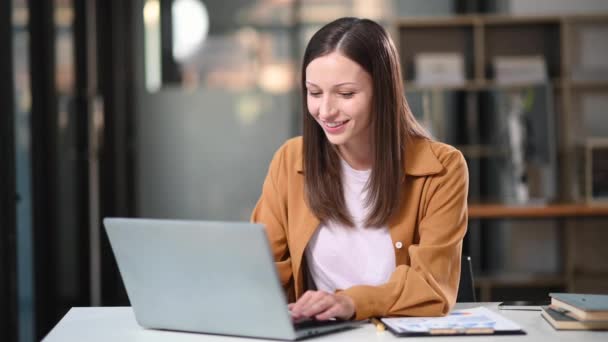 Mulher Negócios Caucasiana Feliz Trabalhando Com Laptop Escritório Sorrindo — Vídeo de Stock