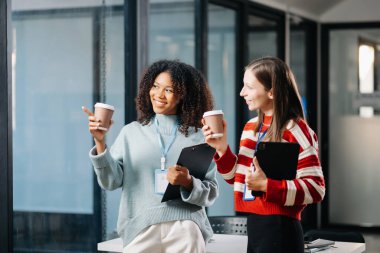 Ofiste çalışan iş kadınları 