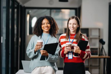Ofiste çalışan iş kadınları 