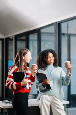 Ofiste çalışan iş kadınları 