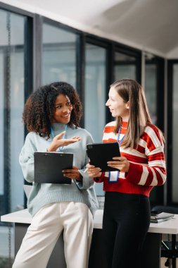 Ofiste çalışan iş kadınları 