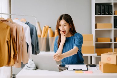 Küçük işletme girişimcisi KOBİ 'li serbest kadın İnternet, pazarlama, ambalaj, dağıtım, e-ticaret konsepti