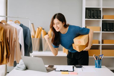Küçük işletme girişimcisi KOBİ 'li serbest kadın İnternet, pazarlama, ambalaj, dağıtım, e-ticaret konsepti