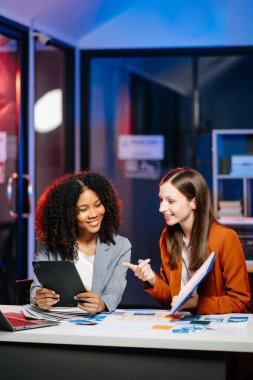  UX geliştiricisi ve ui tasarımcısı modern ofiste müşteri özeti ve renk kodu ile mobil uygulama arayüzü kablo tasarımı hakkında beyin fırtınası yapıyorlar