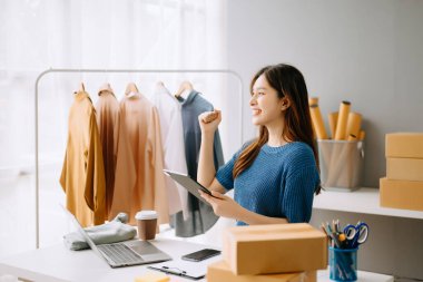 Küçük işletme girişimcisi KOBİ 'li serbest kadın İnternet, pazarlama, ambalaj, dağıtım, e-ticaret konsepti