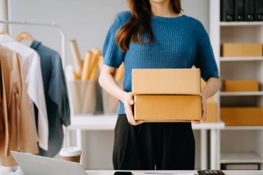 Küçük işletme girişimcisi KOBİ 'li serbest kadın İnternet, pazarlama, ambalaj, dağıtım, e-ticaret konsepti