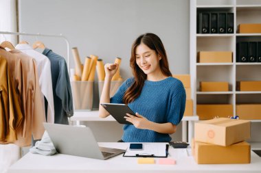 Küçük işletme girişimcisi KOBİ 'li serbest kadın İnternet, pazarlama, ambalaj, dağıtım, e-ticaret konsepti