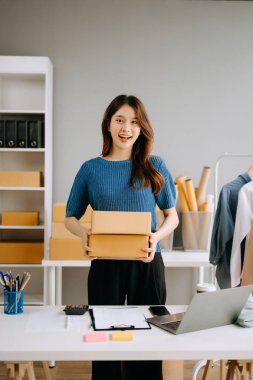 Küçük işletme girişimcisi KOBİ 'li serbest kadın İnternet, pazarlama, ambalaj, dağıtım, e-ticaret konsepti