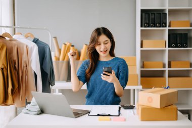 Küçük işletme girişimcisi KOBİ 'li serbest kadın İnternet, pazarlama, ambalaj, dağıtım, e-ticaret konsepti