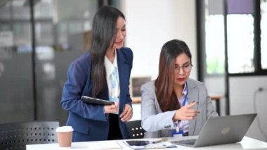 Ofiste yeni bir başlangıç projesi üzerinde çalışan iki iş kadını