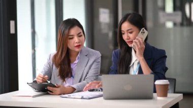 Ofiste yeni bir başlangıç projesi üzerinde çalışan iki iş kadını