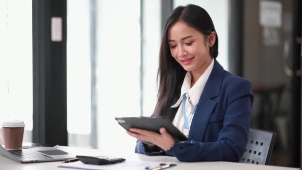 Empresária Asiática Feliz Usando Laptop Tablet Escritório — Vídeo de Stock