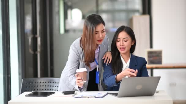 Två Asiatiska Affärskvinnor Arbetar Tillsammans Moderna Kontor — Stockvideo