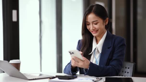 Glückliche Asiatische Geschäftsfrau Mit Laptop Und Smartphone Büro — Stockvideo