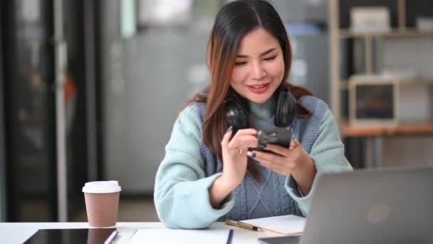 스마트폰을 집에서 온라인으로 아시아 — 비디오