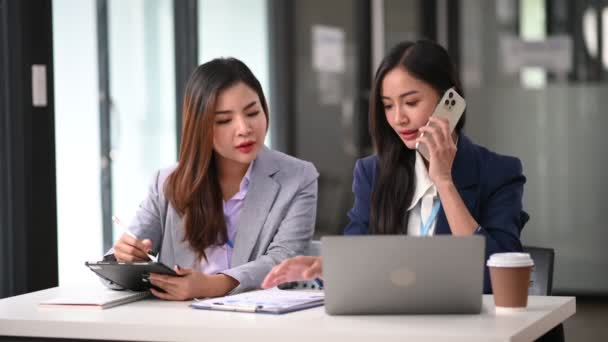 Duas Mulheres Negócios Que Trabalham Novo Projeto Arranque Escritório — Vídeo de Stock