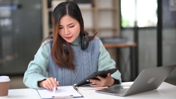 Vrouwelijke Aziatische Student Die Thuis Online Studeert Aantekeningen Maakt Tablet — Stockvideo