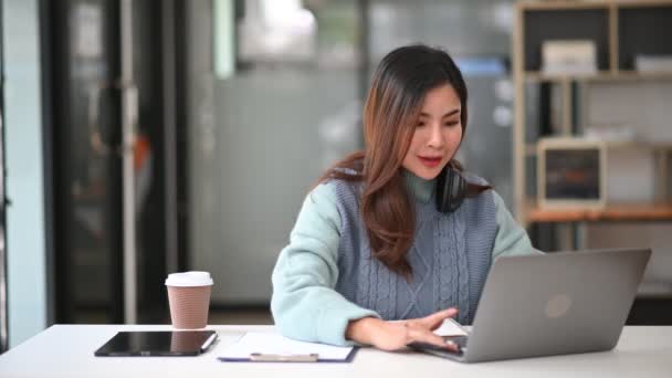 在家里上网学习的亚洲女生 使用笔记本电脑 — 图库视频影像