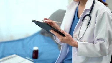 Tıbbi teknoloji konsepti. Doktor kadın. Ofiste tablet bilgisayar ve steteskopla çalışıyor.