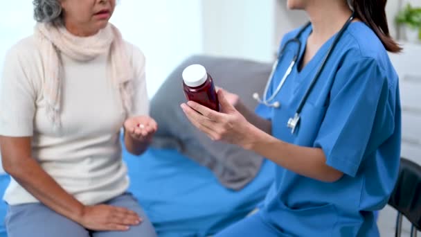Azjatycki Lekarz Daje Tabletki Azjatyckiej Starszej Kobiecie Szpitalu — Wideo stockowe