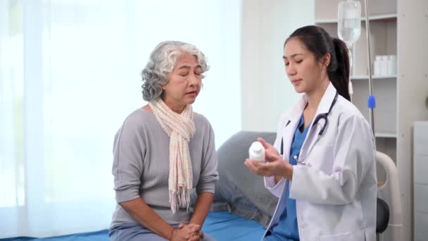 Азіатський Лікар Дає Таблетки Азіатському Пацієнту Похилого Віку Лікарні — стокове відео
