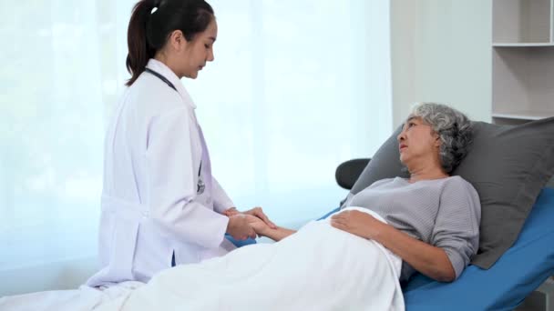 Asiatischer Arzt Weißen Anzug Untersucht Eine Ältere Patientin Die Krankenhaus — Stockvideo