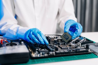 Teknisyen işlemciyi ana bilgisayarın prizine yerleştiriyor. Elektronik mühendislik, elektronik onarım, elektronik ölçüm ve test, atölyede onarım 