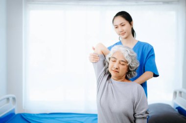 Tıbbi muayene sırasında sırt ağrısı çeken kadın doktor ve hasta. Clini 'nin yatağında.