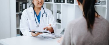 Psikoloji, depresyon. Acı çeken Asyalı bir kadın, psikoloğa, psikiyatriste danışmanlık yaparken aynı zamanda akıl hastası. Cesaret verici, terapi, sağlık hizmetleri. Klinikte