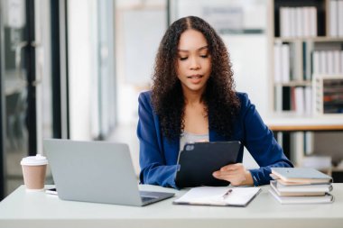 Günümüz ofis vergisi, raporu, muhasebe, istatistik ve analitik araştırma konseptindeki tablet üzerinde başarılı İş kadını Finans Analizi