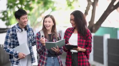 Kampüs parkında birlikte okuyan genç üniversite öğrencileri erkek arkadaşları gelip onlara katılıyorlar.