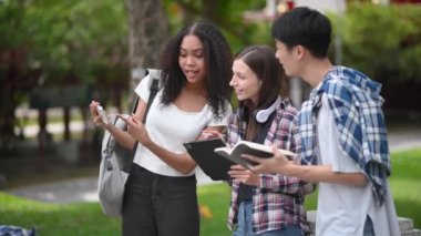 Kampüs parkında birlikte okuyan genç üniversite öğrencileri.