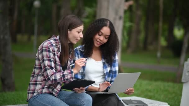 Jonge Vrouwelijke Studenten Die Zich Richten Schoolproject Laptop Bekijken Discussiëren — Stockvideo