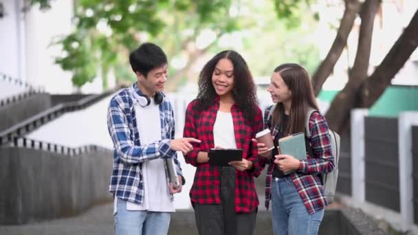 Jóvenes Estudiantes Universitarios Que Estudian Juntos Campus Park — Vídeos de Stock