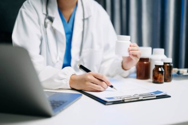 Doktorlar hastalara ilaç kullanımını açıklar. Sağlık ve tıbbi konsept. Hastahanede