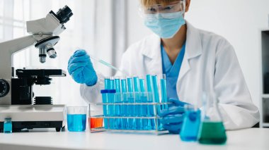 Modern tıbbi araştırma laboratuvarı. Kadın bilim adamı mikro pipetlerle çalışıyor biyokimyasal örnekleri analiz ediyor, tıp için ileri bilim kimya laboratuvarı.