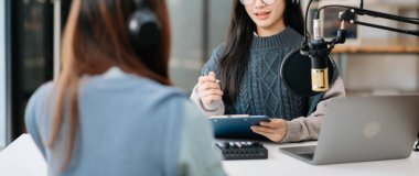 Kanalları için canlı yayın yapan kulaklık takan genç kadınlar, radyo podcast için iletişim, teknoloji konsepti