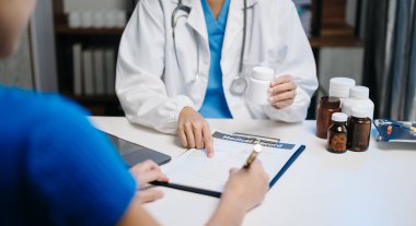 Doktorlar hastalara ilaç kullanımını açıklar. Sağlık ve tıbbi konsept. Hastahanede