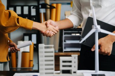 İş adamları yeşil yenilenebilir enerji konusunda anlaşarak el sıkışıyor. Sürdürülebilirlik ve ekoloji kavramı