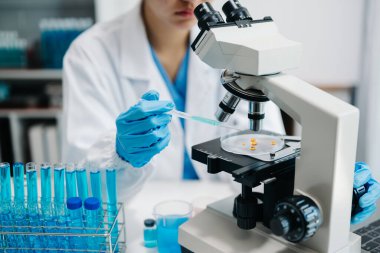 Modern tıbbi araştırma laboratuvarı. Kadın bilim adamı mikro pipetlerle çalışıyor biyokimyasal örnekleri analiz ediyor, tıp için ileri bilim kimya laboratuvarı.