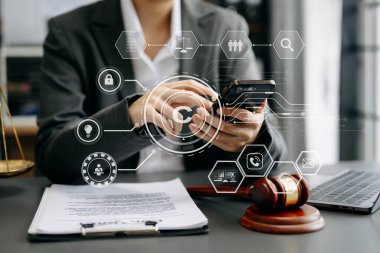 Telif hakkı veya patent kavramı, kadın avukat dizüstü bilgisayar kullanıyor ve belgeleri imzalıyor