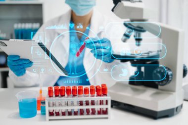 Modern tıbbi araştırma laboratuvarı. Kadın bilim adamı mikro pipetlerle çalışıyor biyokimyasal örnekleri analiz ediyor, tıp için ileri bilim kimya laboratuvarı.