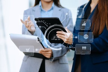 İş ekibi yeni bir başlangıç projesi üzerinde çalışan profesyonel yatırımcı sunar. Dijital tablet dizüstü bilgisayar finans yöneticileri, dijital pazarlama medyası ile sabah saatlerinde sanal ikonda bir araya geliyorlar