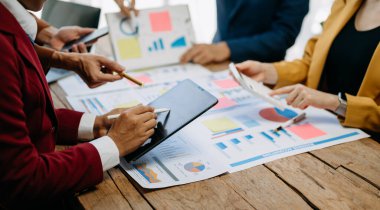 İş projesi ekibi ofisteki toplantı odasında birlikte çalışıyor. Yatay..