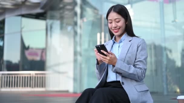 Glad Asiatisk Forretningskvinde Arbejder Med Mobiltelefon Byens Gade – Stock-video