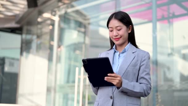 Happy Asian Businesswoman Pracuje Tabletem Ulicy Miasta — Wideo stockowe