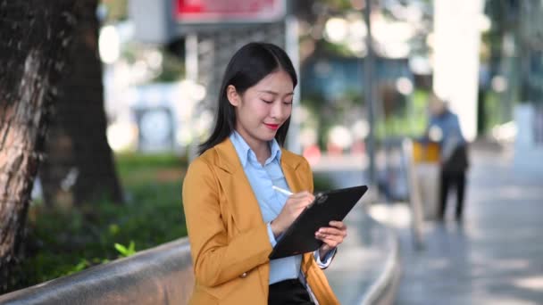 Glad Asiatisk Forretningskvinde Arbejder Med Tablet Byens Gade – Stock-video