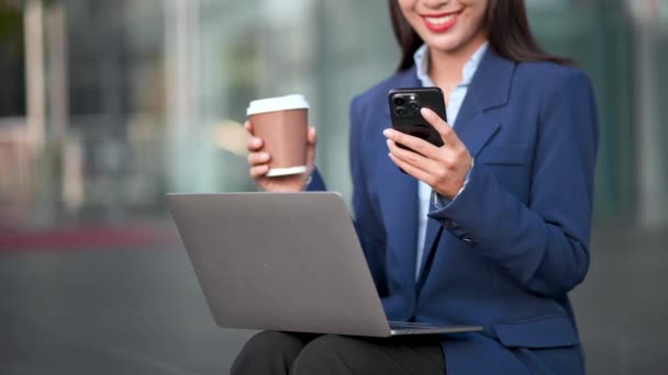Счастливая Азиатская Деловая Женщина Работающая Мобильным Телефоном Ноутбуком Выпивая Кофе — стоковое видео