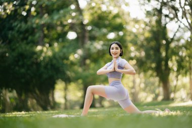 Asyalı genç kadın yaz bahçesinde meditasyon yapıyor, yaşam tarzı ve rahatlama konsepti